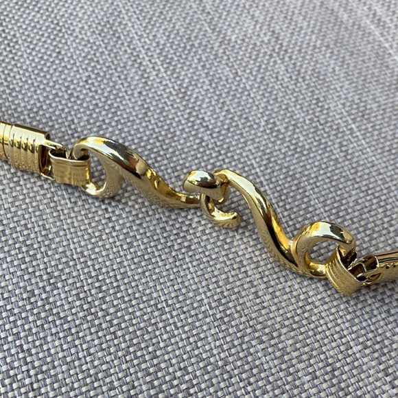 3 for $20 | Vintage thick serpentine gold toned necklace - Picture 2 of 7